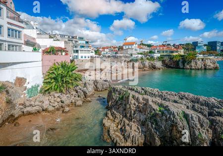 Antica e moderna residenza affacciata sul mare a Cascais, nella Riviera portoghese, Portogallo. Praia da Rainha è sullo sfondo. Foto Stock