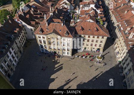 Berna, Svizzera - 2 ottobre 2024: Piazza Minster - Munsterplatz nella città vecchia medievale di Berna, vista dall'alto. Foto Stock