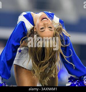 1 settembre 2016: I Dallas Cowboys Cheerleader si esibiscono durante una partita di football tra Houston Texans e Dallas Cowboys il giovedì sera all'AT&T Stadium di Arlington, Texas. . Manny Flores/CSM Foto Stock