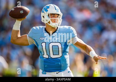 Quarterback della Carolina del Nord Mitch Trubisky (10) durante la partita di football NCAA tra i Pittsburgh Panthers e la University of North Carolina Tar Heels sabato 24 settembre 2016 al Kenan Memorial Stadium di Chapel Hill, North Carolina. Jacob Kupferman/CSM(immagine di credito: &Copy; Jacob Kupferman/Cal Sport Media via cavo ZUMA) Foto Stock
