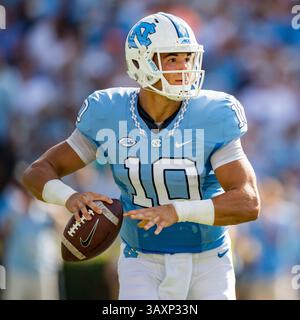 Quarterback della Carolina del Nord Mitch Trubisky (10) durante la partita di football NCAA tra i Pittsburgh Panthers e la University of North Carolina Tar Heels sabato 24 settembre 2016 al Kenan Memorial Stadium di Chapel Hill, North Carolina. Jacob Kupferman/CSM(immagine di credito: &Copy; Jacob Kupferman/Cal Sport Media via cavo ZUMA) Foto Stock