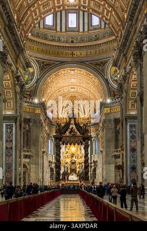 Vista interna della Basilica di San Pietro nella città del Vaticano a Roma. La tettoia del Bernini con le sue famose colonne barocche contorte. Foto Stock