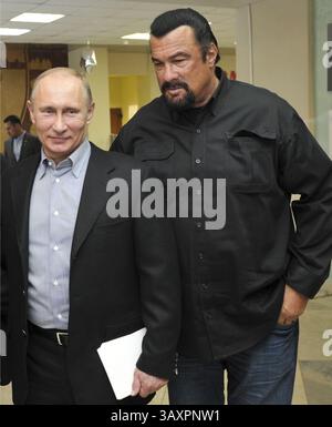 3 novembre 2016 - Vladivostok, RUSSIA - FILE - in questa foto scattata mercoledì 13 marzo 2013, il presidente russo Vladimir Putin, Left, e l'attore statunitense Steven Seagal visitano una nuova arena sportiva a Mosca, Russia. Foto del file, il presidente russo Vladimir Putin, giusto, parla con l'attore statunitense Steven Seagal nel porto russo dell'Estremo Oriente di Vladivostok. Il presidente russo Vladimir Putin ha conferito la cittadinanza russa all'attore Steven Seagal, il Cremlino ha detto giovedì. 3 novembre 2016. Ãâ€ Ã¯Â¿Â½ÃÂ¸il Seagal di 64 anni è stato un visitatore regolare in Russia negli ultimi anni e lo è stato Foto Stock