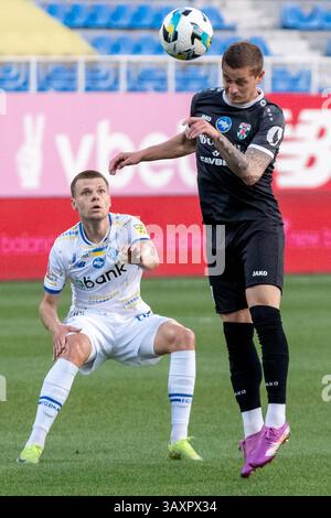 Il centrocampista Mykola Mykhailenko (L) del FC Dynamo Kiev è in azione con un giocatore dell'FC Obolon Kiev durante la partita di Premier League Ucraina del 25 al Valeriy Lobanovskyi Dynamo Stadium, Kiev, Ucraina, il 18 aprile 2025. (Foto di Pavlo Bahmut/Ukrinform) Foto Stock