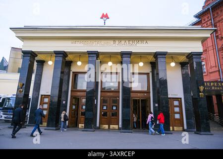 Mosca, Russia, 31.03.2025 un gruppo di persone sta camminando di fronte a un grande edificio con una bandiera rossa e bianca in cima Foto Stock