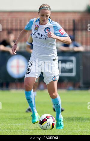 6 novembre 2016 - Melbourne, Victoria, Australia - AMY JACKSON (15) della città di Melbourne controlla la palla nel primo round della competizione W-League tra Melbourne Victory e Newcastle Jets durante la stagione 2016-17 al CB Smith Reserve di Melbourne, Australia. La Westfield W-League è la lega nazionale di calcio femminile dell'Australia. Melbourne def Newcastle 1-0 (immagine di credito: © Sydney Low via ZUMA Wire) Foto Stock