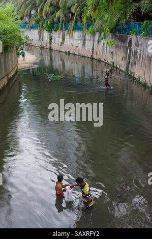 28 settembre 2016 - Kuala Lumpur, Malesia - i bengalesi usano le reti per pescare nelle reti fognarie. I lavoratori migranti in Malesia provengono da più di 12 paesi asiatici, la maggior parte dall'Indonesia. Bangladesh, Nepal, India, Pakistan, Vietnam, anche Cambogia, Thailandia e Filippine forniscono un gran numero. La maggior parte di loro lavora in cantieri, fabbriche e fattorie guadagnando poco. (Immagine di credito: © Chris Jung via ZUMA Wire) Foto Stock