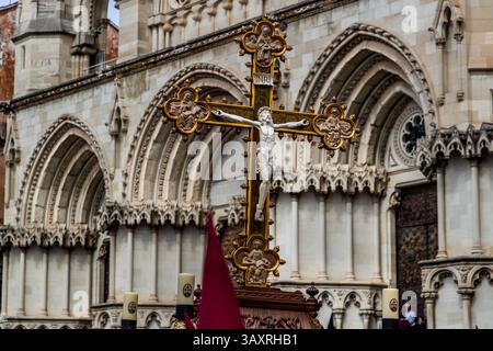Il Paso Cristillo de Marfil è un piccolo e prezioso Cristo d'avorio la cui esatta origine è sconosciuta. È una delle immagini processuali più antiche e venerabili di Cuenca e simboleggia l'umiltà e la devozione sentita a Cristo, insita nella tradizione della processione del venerdì Santo «EN el Calvario». Calle Severo Catalina, Cuenca, Castilla-la Mancha, Spagna Foto Stock