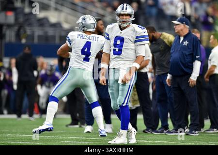 20 novembre 2016: Il quarterback dei Dallas Cowboys Tony Romo (9) e il quarterback dei Dallas Cowboys Dak Prescott (4) si scaldano prima di una partita di football NFL tra i Baltimore Ravens e i Dallas Cowboys all'AT&T Stadium di Arlington, Texas. Shane Roper/CSM(immagine di credito: &Copy; Shane Roper/CSM tramite cavo ZUMA) Foto Stock