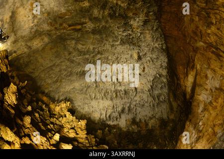 Sarikaya Cave, situata a Yigilca, Duzce, Turchia, ha una delle sale d'ingresso più grandi del mondo. È aperto al turismo. Foto Stock