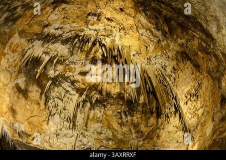 Sarikaya Cave, situata a Yigilca, Duzce, Turchia, ha una delle sale d'ingresso più grandi del mondo. È aperto al turismo. Foto Stock