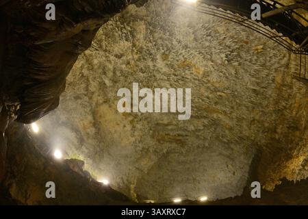 Sarikaya Cave, situata a Yigilca, Duzce, Turchia, ha una delle sale d'ingresso più grandi del mondo. È aperto al turismo. Foto Stock