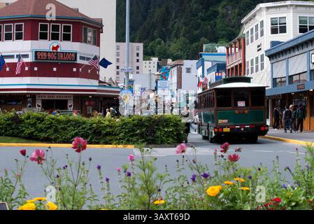 30 giugno 2016 - Juneau, Alaska, Stati Uniti - Centro. Strade di Juneau. S Franklin Street. Red Dog Saloon. Alaska, Stati Uniti. Il City and Borough di Juneau è la capitale dell'Alaska. È una municipalità unificata situata sul canale di Gastineau nel bacino dell'Alaska ed è la seconda città più grande degli Stati Uniti per area. Juneau è stata la capitale dell'Alaska dal 1906, quando il governo di quello che allora era il Distretto dell'Alaska fu spostato da Sitka come dettato dal Congresso degli Stati Uniti nel 1900. La municipalità si unificò il 1 luglio 1970, quando la città di Juneau si fuse con la città di Douglas An Foto Stock