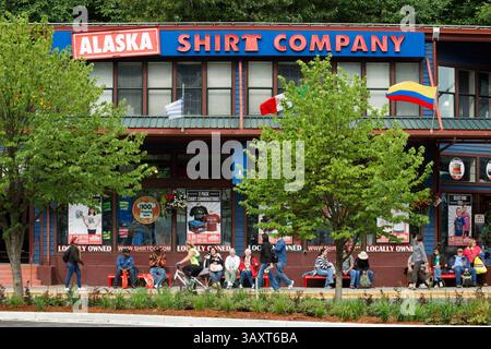 30 giugno 2016 - Juneau, Alaska, Stati Uniti - Centro. Strade di Juneau. S Franklin Street. Alaska Shirt Company. Alaska, Stati Uniti. Il City and Borough di Juneau è la capitale dell'Alaska. È una municipalità unificata situata sul canale di Gastineau nel bacino dell'Alaska ed è la seconda città più grande degli Stati Uniti per area. Juneau è stata la capitale dell'Alaska dal 1906, quando il governo di quello che allora era il Distretto dell'Alaska fu spostato da Sitka come dettato dal Congresso degli Stati Uniti nel 1900. La municipalità si unificò il 1 luglio 1970, quando la città di Juneau si fuse con la città di Doug Foto Stock
