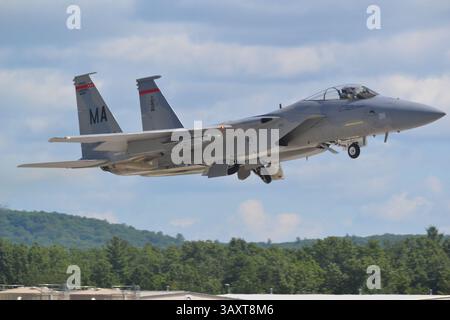 F-15C Eagle del 104th Fighter Wing, Massachusetts Air National Guard, in decollo Foto Stock