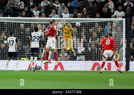 Tottenham Hotspur Stadium, Londra, Regno Unito. 21 aprile 2025. Premier League Football, Tottenham Hotspur contro Nottingham Forest; Chris Wood del Nottingham Forest vince un colpo di testa e segna il secondo gol della partita al 16° minuto per il 0-2 Credit: Action Plus Sports/Alamy Live News Foto Stock