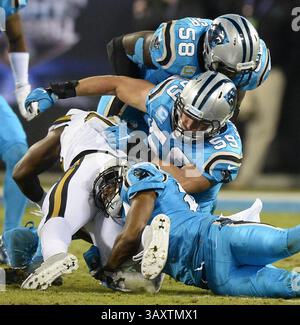 17 novembre 2016 - Charlotte, NC, USA - il middle linebacker dei Carolina Panthers Luke Kuechly (59) viene infortunato mentre combatte per affrontare il running back dei New Orleans Saints Tim Hightower (34) insieme al cornerback Robert McClain (27) e l'outside linebacker Thomas Davis (58) nel quarto periodo al Bank of America Stadium di Charlotte, N.C., giovedì 17 novembre 2016. Kuechly si infortunò durante la partita e dovette essere portato fuori dal campo. (Immagine di credito: © David T. Foster III/TNS tramite filo ZUMA) Foto Stock