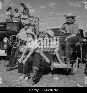 8 febbraio 2013 - gruppo di persone provenienti dalla fiera locale Ranch Watching Crow Fair, Crow Agency, Montana, USA, Marion Post Wolcott per Farm Security Administration, luglio 1941 Marion Post Wolcott per Farm Security Administration, (immagine di credito: © circa Images/Glasshouse via ZUMA Wire) Foto Stock