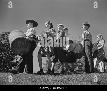 9 aprile 2013 - scolari che contribuiscono allo sforzo bellico collezionando Scrap Metal, Roanoke, Virginia, USA, Valentino Sarra, Office of War Information, ottobre 1942 (immagine di credito: © circa Images/Glasshouse via ZUMA Wire) Foto Stock