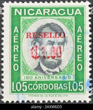 Francobollo cancellato stampato dal Nicaragua, che mostra il ritratto di Abraham Lincoln, sovrastampato e surcaricato, sovrastampato e sovralimentato, intorno al 19 Foto Stock