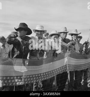 22 luglio 2016 - Native Americans Watching Crow Fair, Crow Agency, Montana, USA, Marion Post Wolcott for Farm Security Administration, luglio 1941 (Credit Image: © circa Images/Glasshouse via ZUMA Wire) Foto Stock