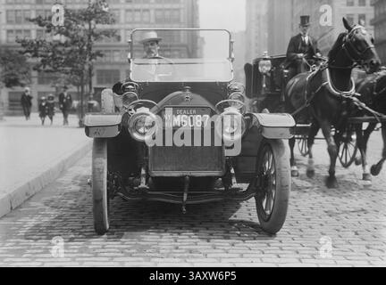 3 agosto 2016 - George Grantham Bain, alla guida di un'autovettura Stutz nei pressi di Union Square, New York City, New York, USA, Bain News Service, 4 luglio 1914 (immagine di credito: © circa Images/Glasshouse via ZUMA Wire) Foto Stock