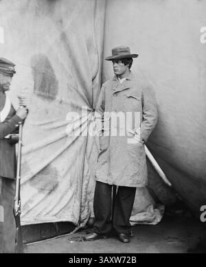 1 settembre 2016 - Lewis Powell, noto anche come Lewis Payne, attaccante del Segretario di Stato americano William H. Seward, e Conspirator in Assassination of U.S. President Abraham Lincoln, Standing in Overcoat with Hat, Washington Navy Yard, Washington DC, USA, by Alexander Gardner, aprile 1865 (immagine di credito: © circa Images/Glasshouse via ZUMA Wire) Foto Stock