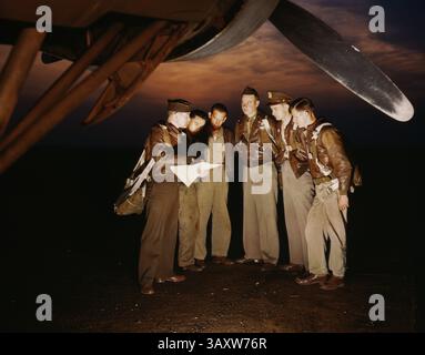 16 settembre 2016 - Combat Crew Receiving Final Instructions poco prima del decollo a bordo di YB-17 Bomber dalla base dello Squadron, Langley Field, Virginia, USA, Alfred T. Palmer per Office of War Information, maggio 1942 (Credit Image: © circa Images/Glasshouse via ZUMA Wire) Foto Stock