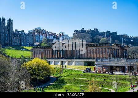 The Mound, il Castello di Edimburgo e la Scottish National Gallery dai giardini East Princes Street di Edimburgo, Scozia, Regno Unito Foto Stock