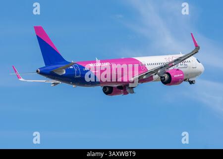 Wizz Air Malta Airbus A321 decollo all'aeroporto di Málaga Costa del Sol. Turismo sulla Costa del Sol spagnola. Foto Stock