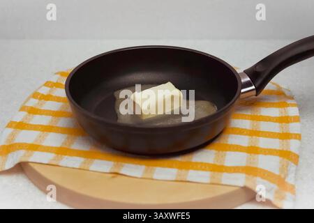 Burro in una padella. Olio per friggere. Foto Stock