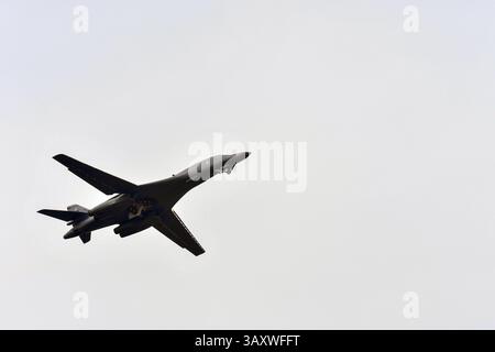 21 settembre 2016 - Songtan, Pyeongtaek, Corea del Sud - bombardiere strategico stealth B-1B Lancer dell'aeronautica militare statunitense durante un passaggio basso sopra la base aerea di Osan il 21 settembre 2016 a Songtan, Corea del Sud. Il B-1B schierato dalla Andersen Air base condusse il volo più vicino allo spazio aereo nordcoreano come avvertimento per l'aumento dell'attività militare da parte della nazione reclusiva. (Immagine di credito: © Srairman Victor J. Caputo/Planet Pix via ZUMA Wire) Foto Stock