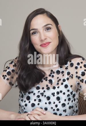 8 ottobre 2016 - Hollywood, California, Stati Uniti - GAL GADOT promuove "tenere il passo con i Joneses". Gal Gadot (Tel Aviv, 30 aprile 1985) è un'attrice e modella israeliana. Come attrice, Gadot è nota per il suo ruolo di Gisele Yashar nella serie di film Fast and the Furious. Nel 2016, Gadot iniziò a interpretare il ruolo di Wonder Woman nell'Universo DC esteso, a partire da Batman V Superman: Dawn of Justice e continuando come protagonista in Wonder Woman (2017). È un'ex addestratrice delle forze di difesa israeliane e ha prestato servizio nell'esercito israeliano per due anni. Negli anni passati, è stata classificata come una delle più alte Foto Stock