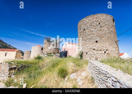 Alcuni dei vecchi mulini a vento sulla cima dell'isola di Symi visti sotto un cielo blu. Foto Stock