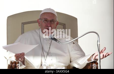 12 ottobre 2016 - Stato della città del Vaticano (Santa sede) - PAPA FRANCESCO durante l'udienza generale del mercoledì in Piazza San Pietro in Vaticano. (Immagine di credito: © Evandro Inetti via ZUMA Wire) Foto Stock