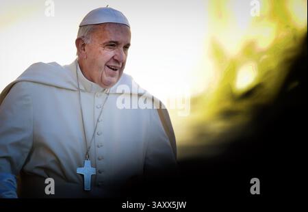 12 ottobre 2016 - Stato della città del Vaticano (Santa sede) - PAPA FRANCESCO durante l'udienza generale del mercoledì in Piazza San Pietro in Vaticano. (Immagine di credito: © Evandro Inetti via ZUMA Wire) Foto Stock