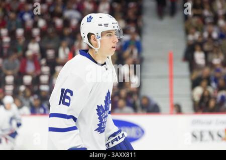 12 ottobre 2016: Toronto Maple Leafs Mitchell Marner (16) durante la partita NHL tra Toronto Maple Leafs e Ottawa Senators al Canadian Tire Centre di Ottawa, ONTARIO, Canada. Ottawa Senators ha vinto la partita ai tempi supplementari per 5-4. Daniel Lea/CSM(immagine di credito: &Copy; Daniel Lea/CSM tramite cavo ZUMA) Foto Stock