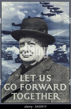 Poster di motivazione della propaganda di Winston Churchill della seconda guerra mondiale, 1940, con il primo ministro Winston Churchill che indossa il suo tradizionale cappello Homburg. La citazione di Churchill: "LASCIAMO CHE gli Stati Uniti VADANO AVANTI INSIEME" Un background di carri armati dell'esercito e aerei Spitfire della RAF in formazione di battaglia. Seconda guerra mondiale Battaglia della Gran Bretagna 1940 Foto Stock