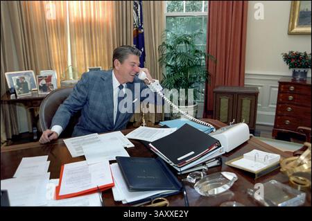 Ufficio ovale del Presidente Ronald Reagan della Casa Bianca. (1981-1989) il Presidente effettua una telefonata allo Space Shuttle presso l'Ufficio ovale 11 novembre 1982 11/11/1982. Nel novembre 1982, lo Space Shuttle Columbia si imbarcò nella sua quinta missione, denominata STS-5, segnando una pietra miliare significativa nel programma Space Shuttle della NASA.​ il presidente Ronald Reagan e la First Lady Nancy Reagan visitarono la Edwards Air Force base per assistere allo sbarco della Columbia. Questo evento ha sottolineato la crescente importanza del programma Shuttle negli sforzi di esplorazione spaziale degli Stati Uniti.​ Foto Stock