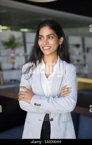 Giovane donna professionale sicura di sé in un ufficio moderno Foto Stock