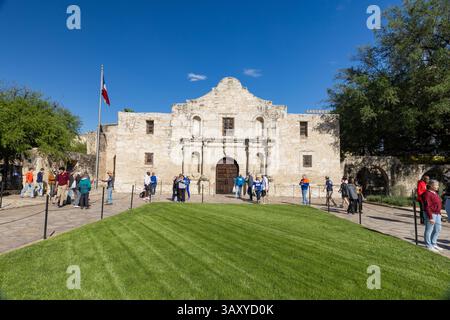 San Antonio, Texas - 6 aprile 2025: I visitatori di fronte all'Alamo nel centro di San Antonio, Texas, sono elencati nel Registro nazionale dei luoghi storici Foto Stock