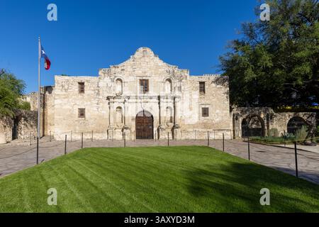 San Antonio, Texas - 6 aprile 2025: L'esterno dell'Alamo nel centro di San Antonio, è elencato nel Registro nazionale dei luoghi storici Foto Stock