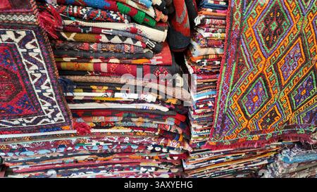 Tappeti colorati fatti a mano esposti in un mercato Foto Stock