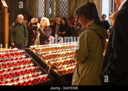 Londra, Regno Unito. 21 aprile 2025. I credenti nella cattedrale di Westminster pagano il loro rispetto dopo la morte di Papa Francesco di 88 anni. Credito: SOPA Images Limited/Alamy Live News Foto Stock