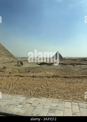 Passeggiate a cavallo intorno alle piramidi di Giza in una giornata di sole, in Egitto Foto Stock