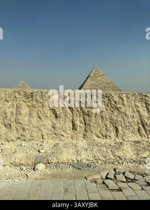 Vista delle piramidi di Giza in una giornata di sole, Egitto Foto Stock