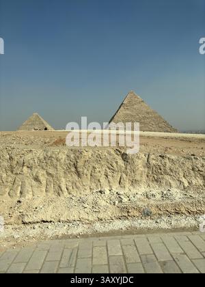Vista delle piramidi di Giza in una giornata di sole, Egitto Foto Stock