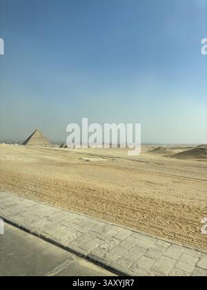 Vista delle piramidi di Giza in una giornata di sole, Egitto Foto Stock