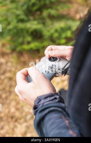 Primo piano delle mani che azionano un dispositivo tecnico, controllo mirato, Calw, Foresta Nera, Germania, Europa Foto Stock