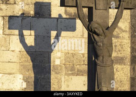 Croce di pietra con ombra all'alba, cimitero della cattedrale vicino alla cattedrale di Colonia, Colonia, Renania settentrionale-Vestfalia, Germania, Europa Foto Stock